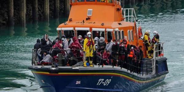 Un barco de salvamento llega a Dover con inmigrantes interceptados en el Canal de la Mancha 