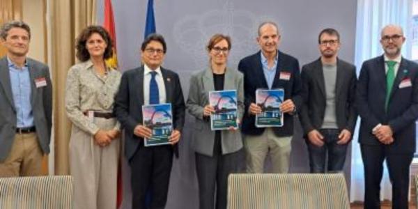 La ministra de Sanidad junto con representantes de la Sociedad de Anestesiología 
