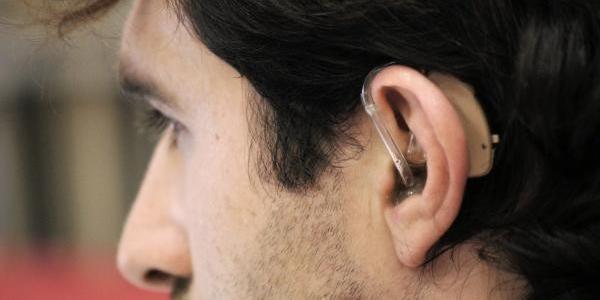 Una persona con audífono | Foto de Servimedia