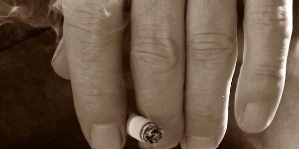 Una mano con un cigarrillo encendido