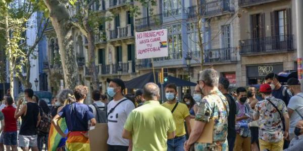 Personas manifestándose contra los delitos de odio en España