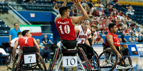 El fútbol, baloncesto, hockey, tenis y balonmano adaptados son los deportes más practicados.