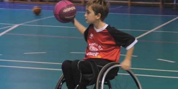 Carlos Berrio mueve la pelota durante un partido de baloncesto en silla de ruedas 
