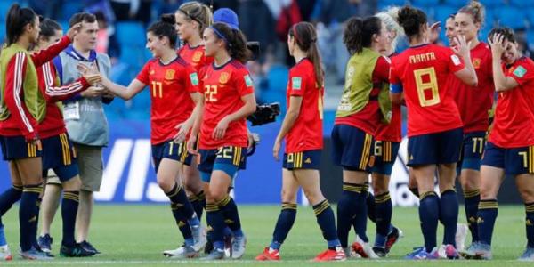 Mujeres jugando al fútbol