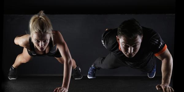 Dos personas haciendo deporte