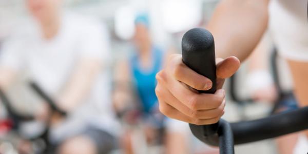 Imagen de una clase de spinning/Envatoelements Deportes y salud, recomendaciones de expertos