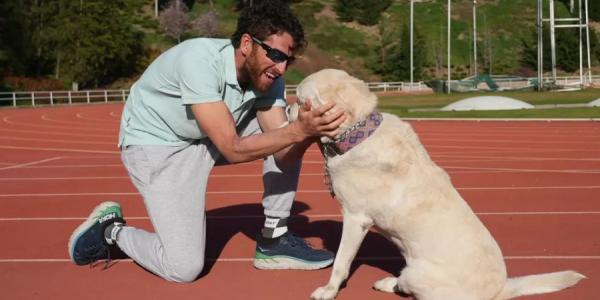 Triatleta paralímpico y su perro guía 