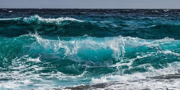 Unas olas del mar en la playa