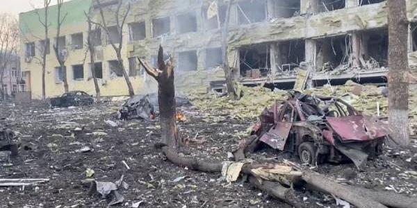 Hospital materno infantil bombardeado en Mariupol