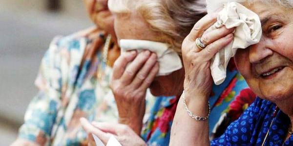 Mujeres de edad avanzada se quitan el sudor con un pañuelo 