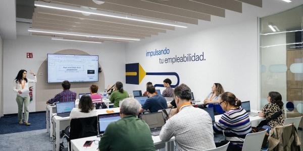 Foto de personas recibiendo formación en el HUB de innovación Sicual de Fundación Randsrad