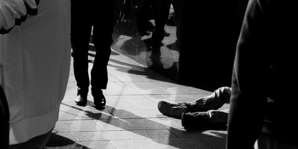 Pies de varias personas en situación de desigualdad social