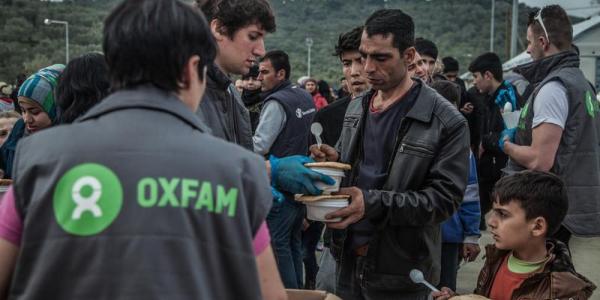 Un grupo de personas voluntarias durante la distribución de comida a las personas refugiadas. © Pablo Tosco / Oxfam Intermón