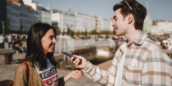 Dos jóvenes que se desplazan por trabajo