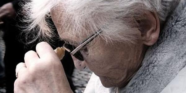 Mujer anciana que muestra dependencia/Pixabay