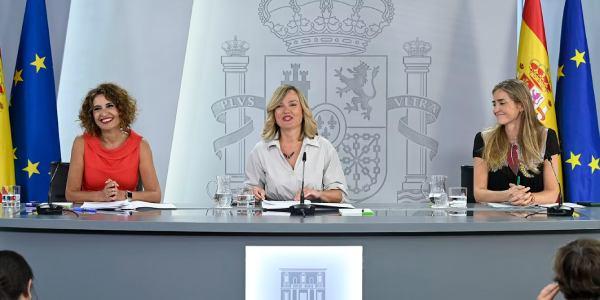 La ministra de Hacienda, María Jesús Montero, junto a las ministras de Educación, Formación Profesional y Deportes, Pilar Alegría, y para la Transición Ecológica y el Reto Demográfico, Sara Aagesen, en la rueda de prensa tras el Consejo de Ministros del pasado 2 de septiembre, en el que se aprobó el anteproyecto con la propuesta de condonación. 