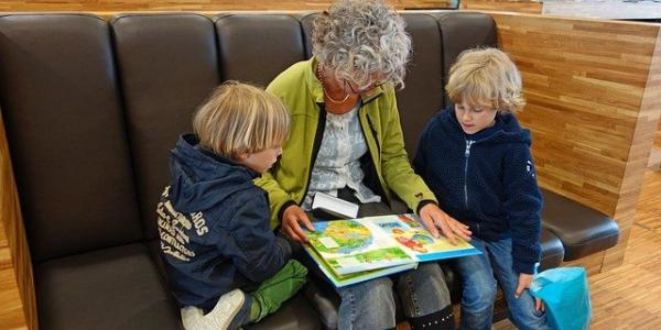 Abuela leyendo un cuento a sus nietos