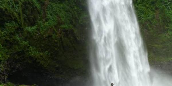 Caída de agua espectacular en Nungnung Waterfall, en Bali