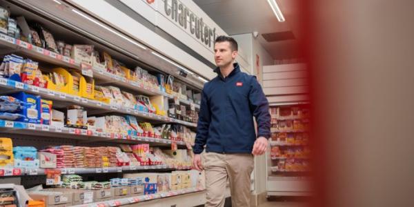 Trabajador de Dia en las instalaciones de su supermercado