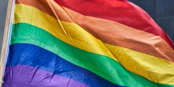 La bandera arcoíris que representa al movimiento LGTBI+