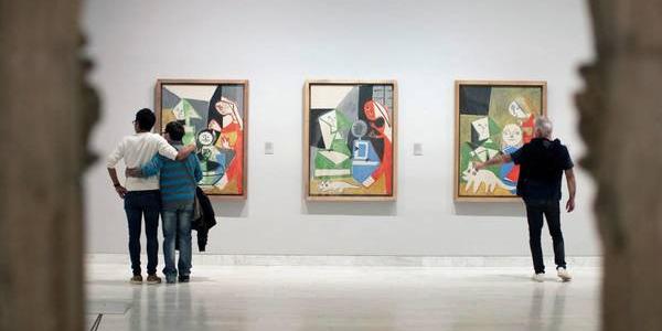 Visitantes observan cuadros en una sala del Museo Picasso de Barcelona (EFE)