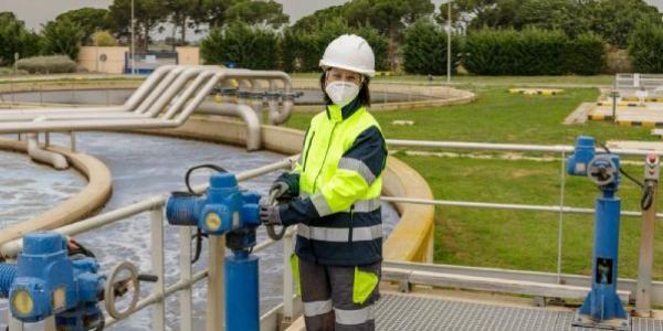 Trabajadora en una depuradora de agua