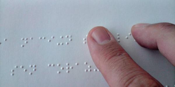 Persona ciega leyendo en Braille