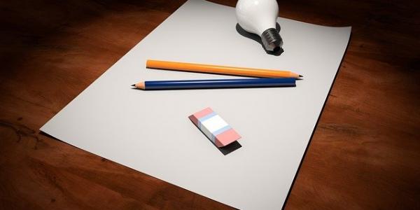 Papel, lápiz, borrador y bombilla que simbolizan la creatividad y la innovación / Pixabay