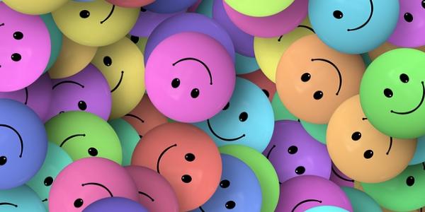 Caras felices de colores / Pixabay
