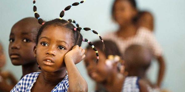 Niña en la escuela