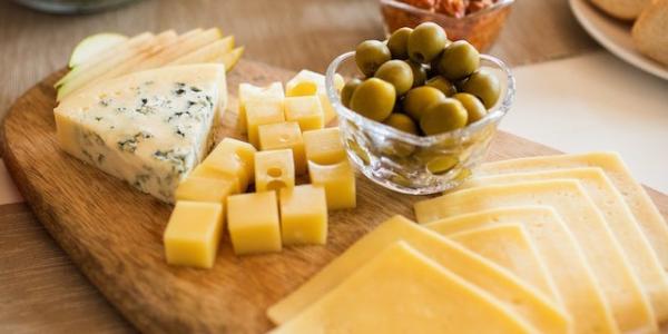 Dieta sana comiendo queso 