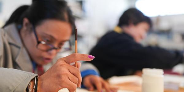 Una mujer con discapacidad realizando una actividad formativa | Foto de la Comunidad de Madrid