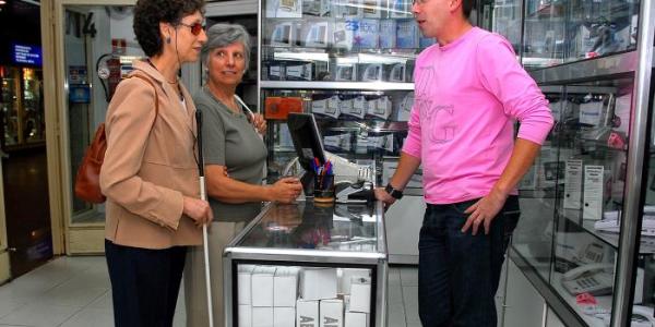 Una persona con discapacidad visual en un comercio 