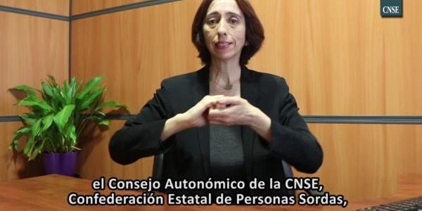 En el centro de la imagen, una persona signando 