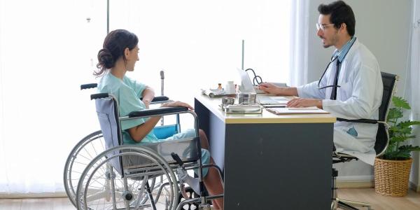 na mujer con discapacidad en la consulta médica | Foto de 123rfsubinpumson