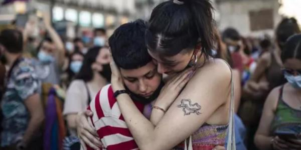 Lucía (d) y Marcela durante una manifestación para condenar el asesinato de un joven de 24 años en A Coruña 