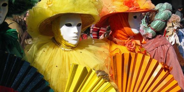 Personas disfrazadas en carnaval