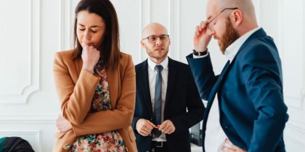 Dos personas tramitando el divorcio