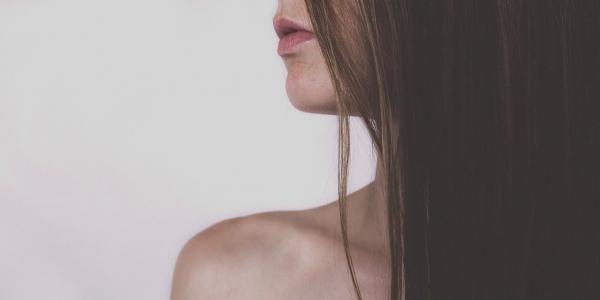 Chica con el pelo liso