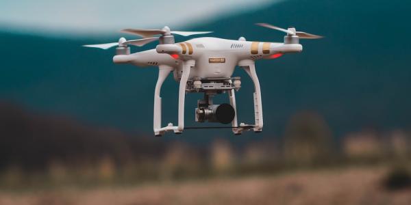 Un dron volando con cámara