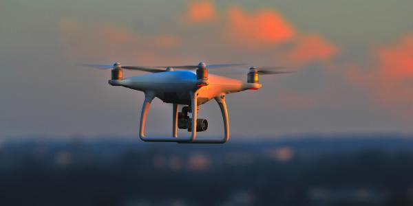 Dron volando por el cielo