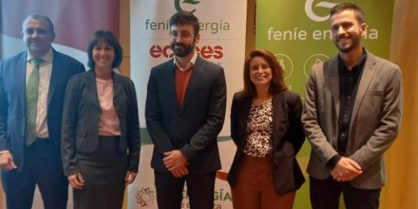 Joan Groizard, director general del IDAE; Jaume Fornés, presidente de Feníe Energía; Paula Román, directora general de Feníe Energía; Cecilia Foronda, directora de Energía y Personas de ECODES; y Carlos Pesqué, responsable de Comunidades Energéticas de ECODES.