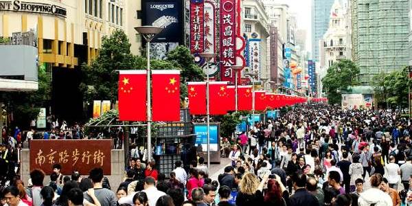 En la imagen, panorámica de la calle Nanjing, la principal arteria comercial de la ciudad de Shanghai. 