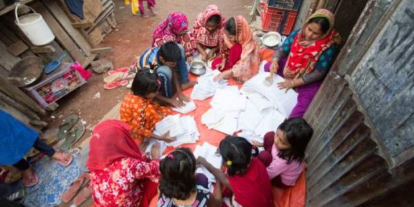 Personas estudiando en las calles de Bangladesh