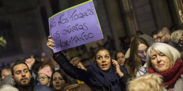 Manifestación feminista en apoyo a las mujeres de Andalucía y contra las propuestas de Vox en materia de género, en diciembre de 2018, en la Plaça de Sant Jaume de Barcelona /EL PAÍS -  JOAN SÁNCHEZ