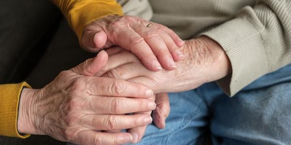 Manos de personas mayores