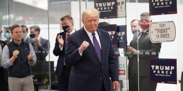 El presidente de los EEUU, Donald Trump, visita un colegio electoral en Arlington, Virginia. / EFE / CHRIS KLEPINIS