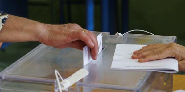 Una mujer introduce su voto en una urna. | Foto: Julio Muñoz (EFE)