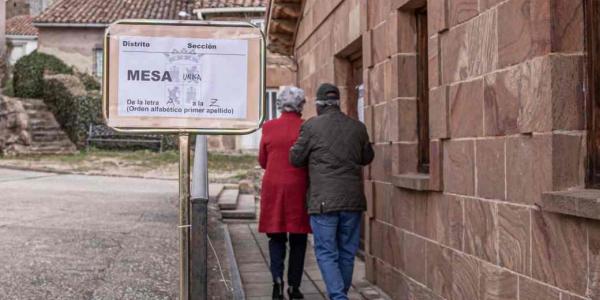 Dos personas acudiendo a votar