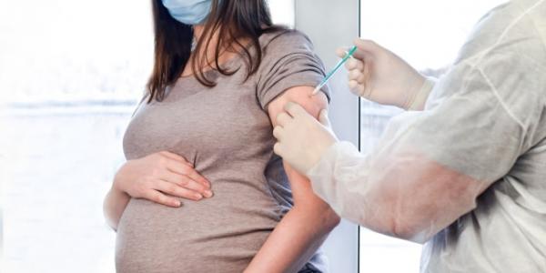 Los sanitarios defienden la vacunación contra la Covid-19 en embarazadas